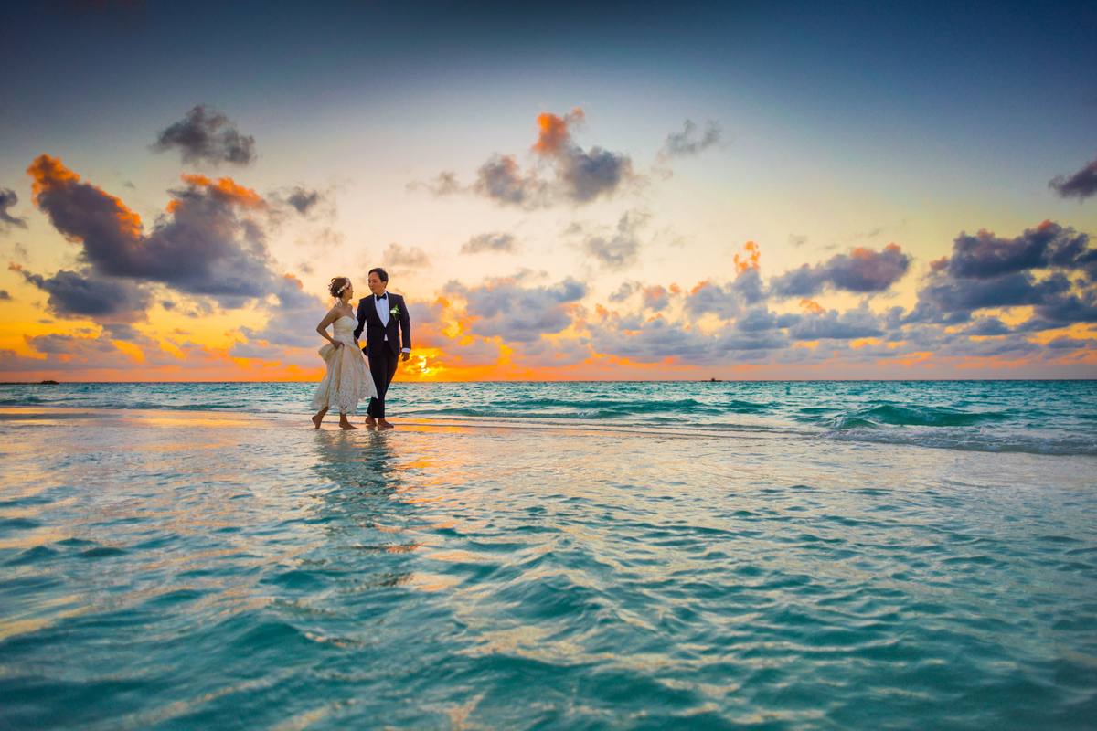 Couple sur une plage au coucher du soleil